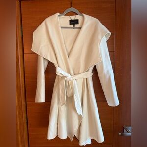 BCBG women’s winter coat (size M)